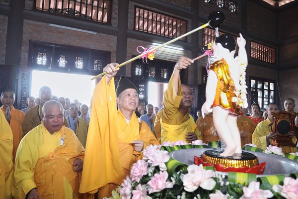 Hơn 400 xe hoa rước Phật mừng Đại lễ Vesak - Anh 2