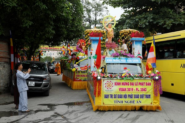 Hơn 400 xe hoa rước Phật mừng Đại lễ Vesak - Anh 3