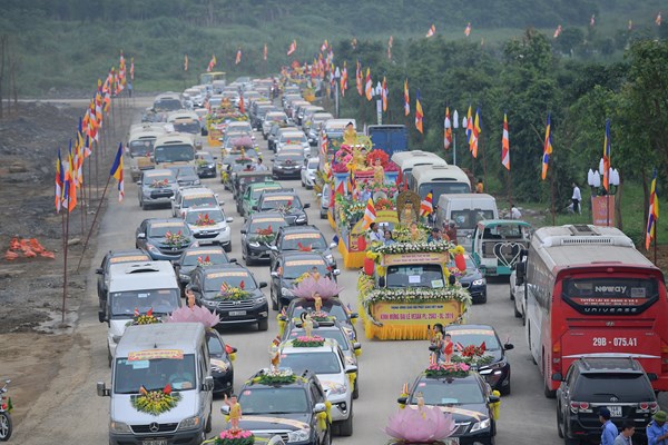 Hơn 400 xe hoa rước Phật mừng Đại lễ Vesak - Anh 1