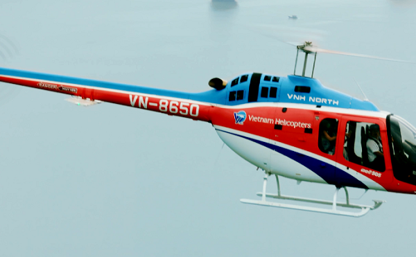 Quảng Ninh: Ngắm cảnh Vinh Hạ Long trên cao bằng máy bay trực thăng - Anh 1