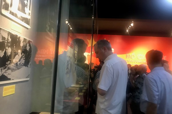 200 hiện vật vô giá tại trưng bày “Hồ Chí Minh - Chân dung một con người” - Anh 2