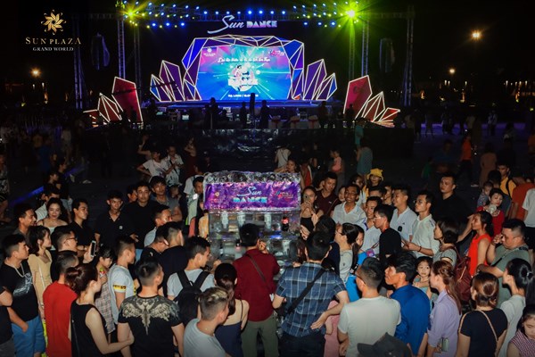 Bích Phương và bikini show “bỏ bùa” khán giả Hạ Long tại Sun Dance Festival - Anh 3