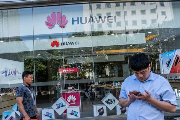 Hơn thiệt từ lệnh cấm Huawei - Anh 1