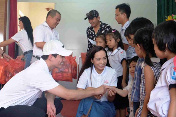 Nghệ sĩ Việt – Hàn trao quà Tết thiếu nhi cho trẻ em mồ côi và khuyết tật - Anh 3