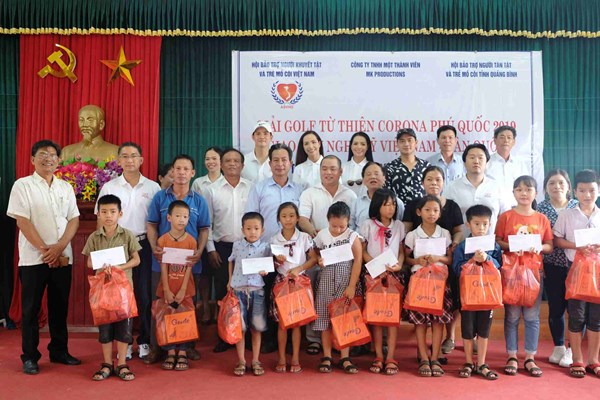Nghệ sĩ Việt – Hàn trao quà Tết thiếu nhi cho trẻ em mồ côi và khuyết tật - Anh 5