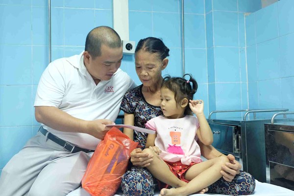 Nghệ sĩ Việt – Hàn trao quà Tết thiếu nhi cho trẻ em mồ côi và khuyết tật - Anh 6