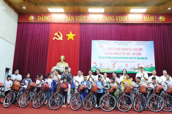Nghệ sĩ Việt – Hàn trao quà Tết thiếu nhi cho trẻ em mồ côi và khuyết tật - Anh 8