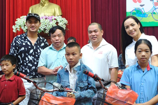 Nghệ sĩ Việt – Hàn trao quà Tết thiếu nhi cho trẻ em mồ côi và khuyết tật - Anh 4