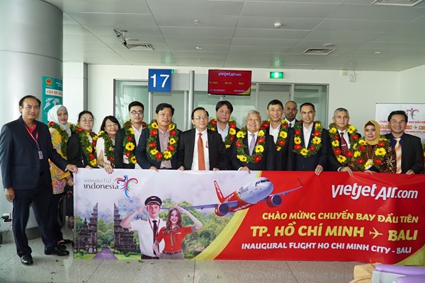 Đại sứ, Tổng lãnh sự các nước ASEAN cùng Vietjet trên chuyến bay đầu tiên đến Bali - Anh 1
