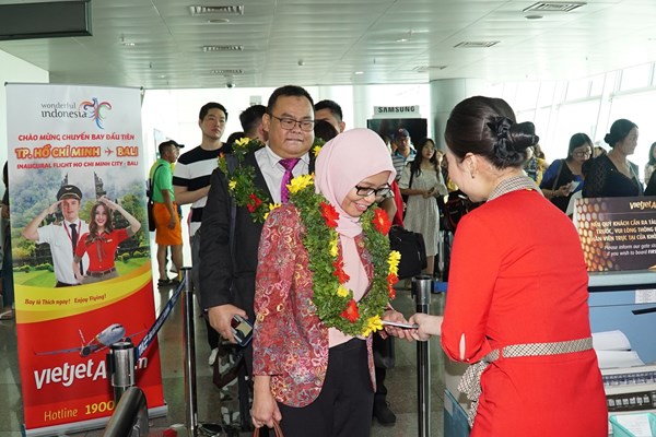 Đại sứ, Tổng lãnh sự các nước ASEAN cùng Vietjet trên chuyến bay đầu tiên đến Bali - Anh 2