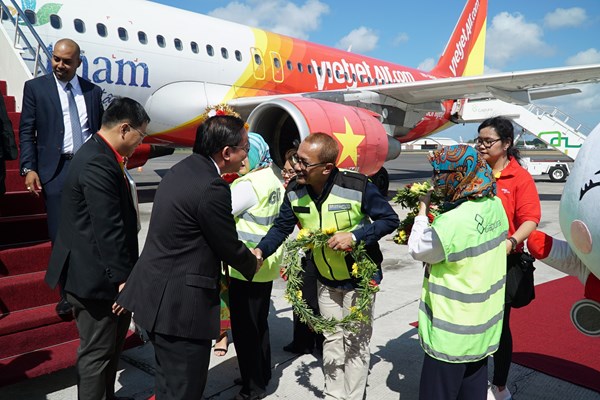 Đại sứ, Tổng lãnh sự các nước ASEAN cùng Vietjet trên chuyến bay đầu tiên đến Bali - Anh 3