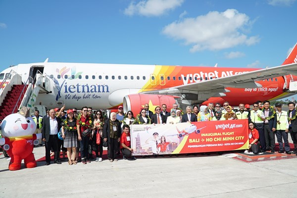 Đại sứ, Tổng lãnh sự các nước ASEAN cùng Vietjet trên chuyến bay đầu tiên đến Bali - Anh 4