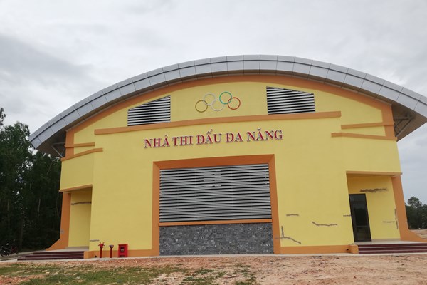 Nhà thi đấu của Trường THCS thị trấn Quán Hàu (Quảng Bình): Mới nghiệm thu đã chằng chịt vết nứt... - Anh 2