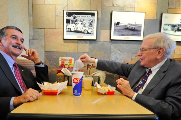 4.5 triệu USD để ăn trưa cùng tỉ phú Warren Buffet - Anh 1