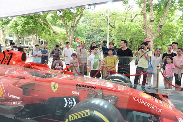 Chiêm ngưỡng siêu xe F1 Ferrari ngay tại Hồ Gươm - Anh 4