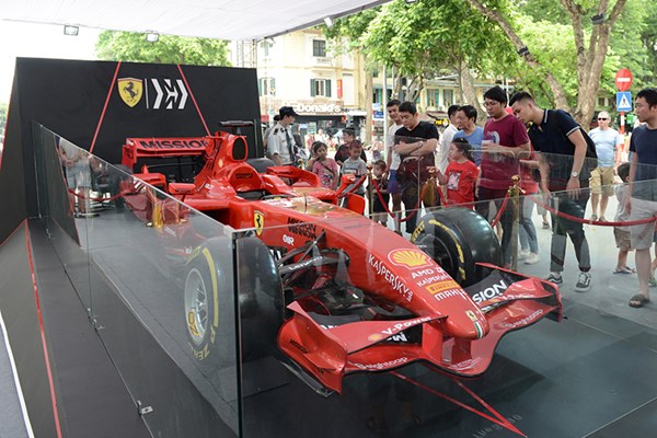 Chiêm ngưỡng siêu xe F1 Ferrari ngay tại Hồ Gươm - Anh 5