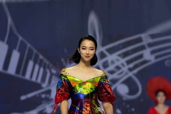 Áo dài của nhà thiết kế Việt mở màn ASEAN Week 2019 - Anh 2