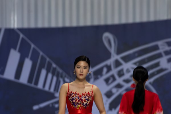 Áo dài của nhà thiết kế Việt mở màn ASEAN Week 2019 - Anh 4