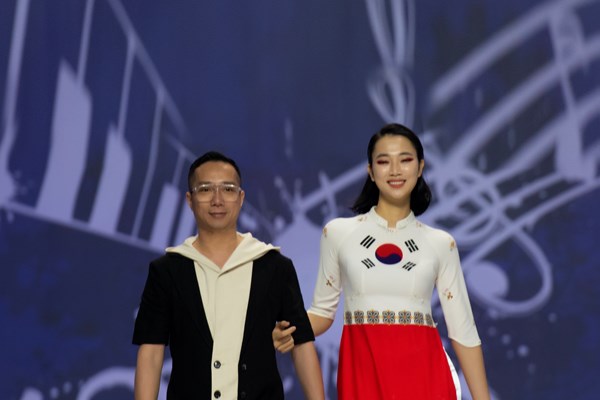 Áo dài của nhà thiết kế Việt mở màn ASEAN Week 2019 - Anh 7