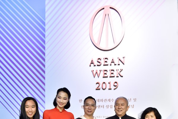 Áo dài của nhà thiết kế Việt mở màn ASEAN Week 2019 - Anh 8