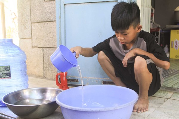 Hơn 2.000 người dân Bình Định chờ... nước sạch - Anh 1