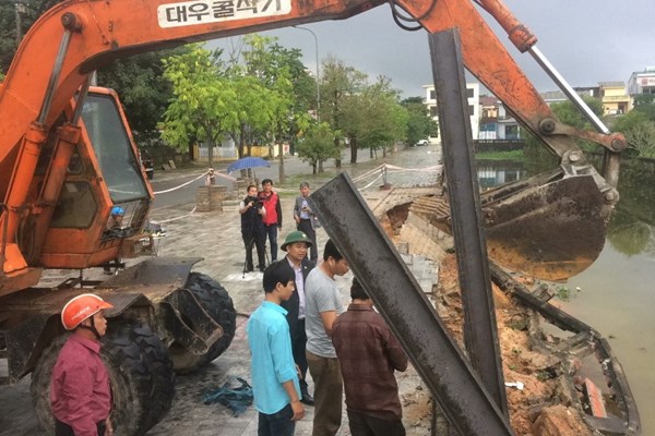 Hơn 3 tỉ đồng tu bổ khẩn cấp bờ kè di tích Thành cổ Quảng Trị - Anh 1