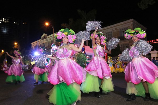 Đà Nẵng cuồng nhiệt trong Carnival đường phố DIFF 2019 tối 16.6 - Anh 4