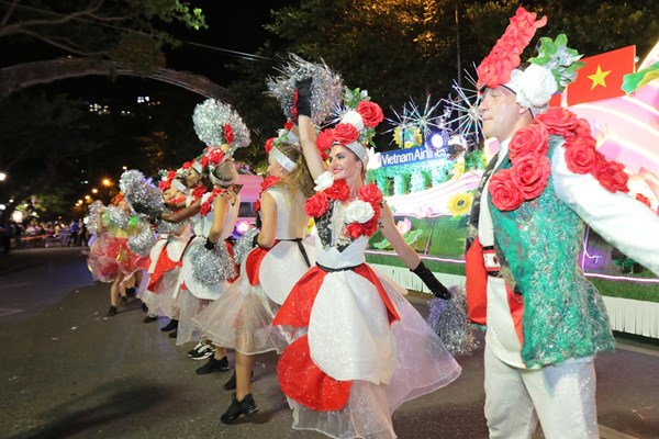 Đà Nẵng cuồng nhiệt trong Carnival đường phố DIFF 2019 tối 16.6 - Anh 5