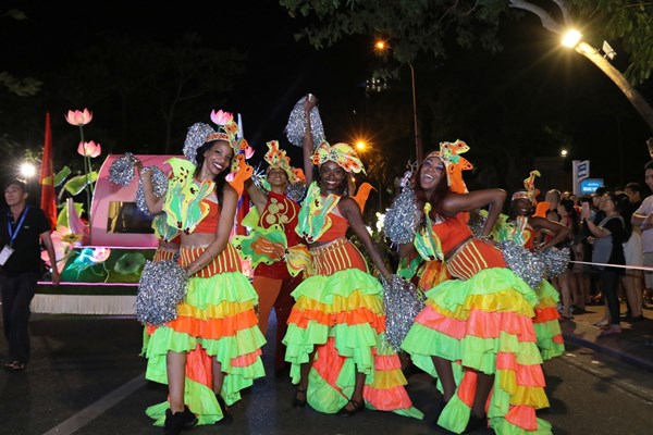 Đà Nẵng cuồng nhiệt trong Carnival đường phố DIFF 2019 tối 16.6 - Anh 6