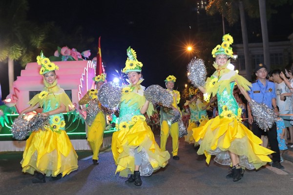 Đà Nẵng cuồng nhiệt trong Carnival đường phố DIFF 2019 tối 16.6 - Anh 9