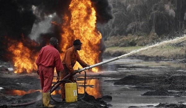 Nổ đường ống dẫn dầu tại Nigeria làm nhiều người thiệt mạng - Anh 1