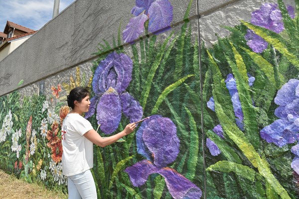 Họa sĩ Việt vẽ tranh tường bên dòng sông Seine - Anh 1