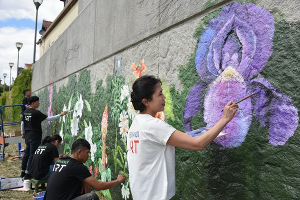 Họa sĩ Việt vẽ tranh tường bên dòng sông Seine - Anh 7