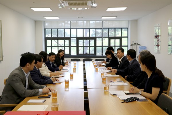 Hội đàm giữa Bộ trưởng Bộ VHTTDL Nguyễn Ngọc Thiện và Bộ trưởng Bộ VHTTDL Hàn Quốc Park Yang-woo - Anh 1