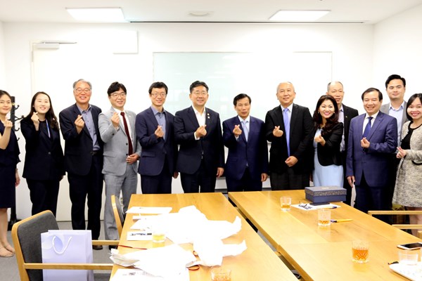 Hội đàm giữa Bộ trưởng Bộ VHTTDL Nguyễn Ngọc Thiện và Bộ trưởng Bộ VHTTDL Hàn Quốc Park Yang-woo - Anh 2