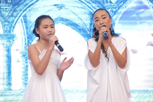 Ca sĩ Đoan Trang hát trong lễ phát động cuộc thi ảnh về “Mái ấm gia đình Việt” - Anh 2