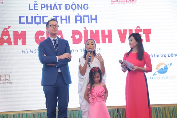 Ca sĩ Đoan Trang hát trong lễ phát động cuộc thi ảnh về “Mái ấm gia đình Việt” - Anh 3