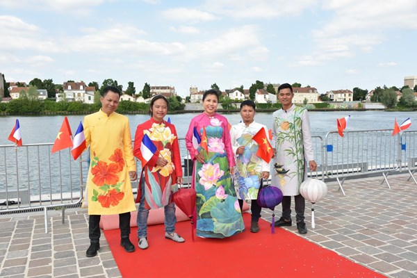 Chiêm ngưỡng sưu tập áo dài Việt Nam trên nước Pháp - Anh 2