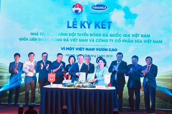 Vinamilk trở thành nhà tài trợ chính cho đội tuyển quốc gia Việt Nam - Anh 1