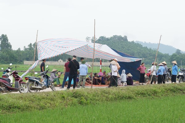 Người dân tiếp tục chặn xe chở rác thải vào bãi rác Nam Sơn (Hà Nội): Chính quyền thất hứa? - Anh 1