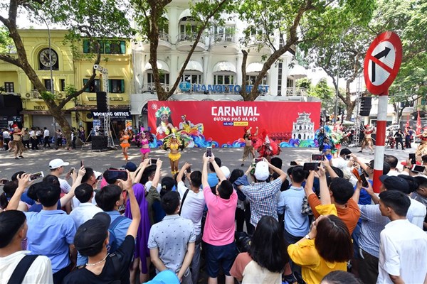 Sôi động Carnival đường phố Hà Nội kỷ niệm “20 năm Thành phố Vì hòa bình” - Anh 1