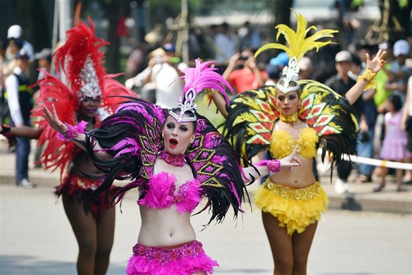 Sôi động Carnival đường phố Hà Nội kỷ niệm “20 năm Thành phố Vì hòa bình” - Anh 2