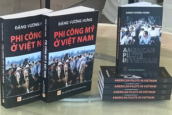 Xúc động buổi ra mắt sách “Phi công Mỹ ở Việt Nam” bản tiếng Anh - Anh 1