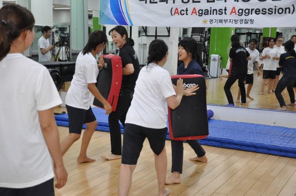 Cảnh sát Hàn Quốc dạy võ cho cô dâu nước ngoài để ngừa bạo hành - Anh 2