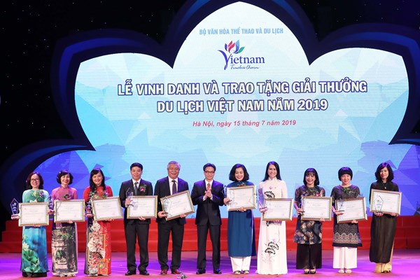 Vinh danh những doanh nghiệp du lịch hàng đầu Việt Nam năm 2019 - Anh 1