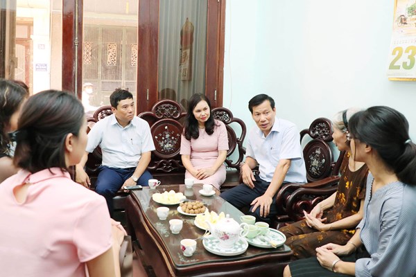 Bộ trưởng Nguyễn Ngọc Thiện gặp mặt con liệt sĩ và thăm gia đình liệt sĩ có thân nhân công tác tại Bộ VHTTDL - Anh 7