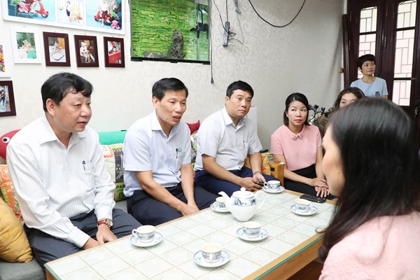 Bộ trưởng Nguyễn Ngọc Thiện gặp mặt con liệt sĩ và thăm gia đình liệt sĩ có thân nhân công tác tại Bộ VHTTDL - Anh 5