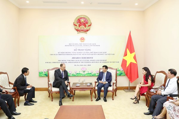 Trao tặng Kỷ niệm chương “Vì sự nghiệp Văn hóa, Thể thao và Du lịch” cho Đại sứ Đặc mệnh toàn quyền CHLB Đức tại Việt Nam - Anh 2