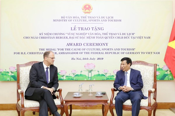 Trao tặng Kỷ niệm chương “Vì sự nghiệp Văn hóa, Thể thao và Du lịch” cho Đại sứ Đặc mệnh toàn quyền CHLB Đức tại Việt Nam - Anh 1
