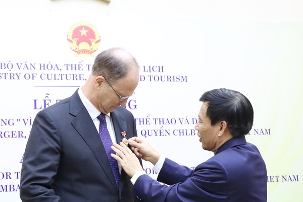 Trao tặng Kỷ niệm chương “Vì sự nghiệp Văn hóa, Thể thao và Du lịch” cho Đại sứ Đặc mệnh toàn quyền CHLB Đức tại Việt Nam - Anh 3